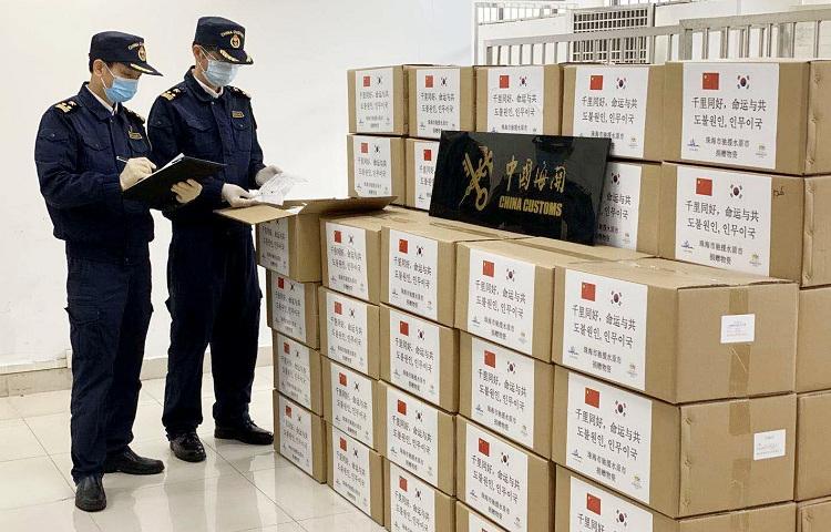 防疫物資出口，防護口罩出口人工檢驗放行現(xiàn)場圖；
