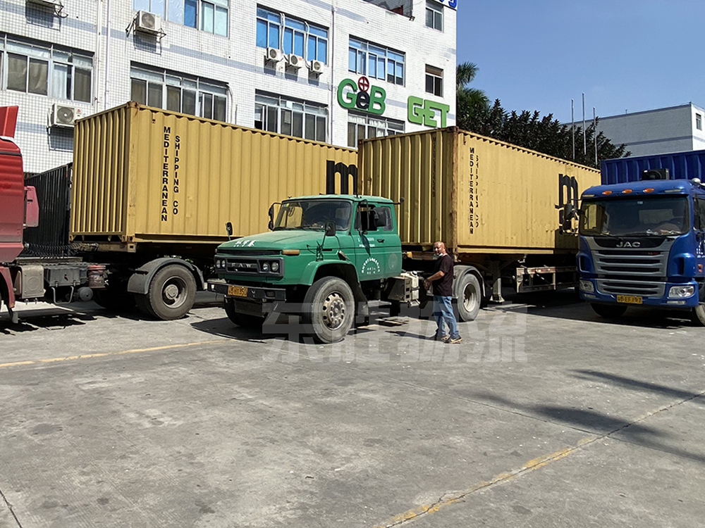 防護口罩出口到國外，防疫物資出口國外運輸，東勝物流口罩裝車現(xiàn)場圖